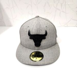 New Era NBA Chicago Bulls Metal Badge 59FIFTY Fitted‎ Cap Gray  7  55.8cm EUC